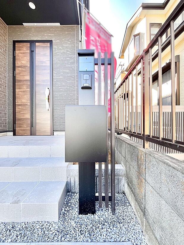 シンプルデザインのポスト。