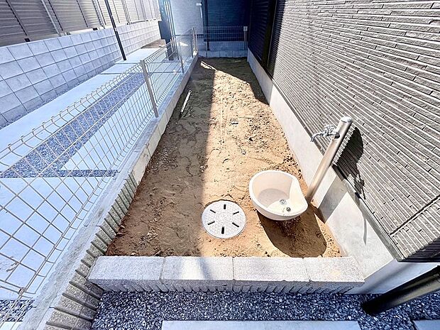 プランターを並べて季節のお花を楽しめるお庭付き。