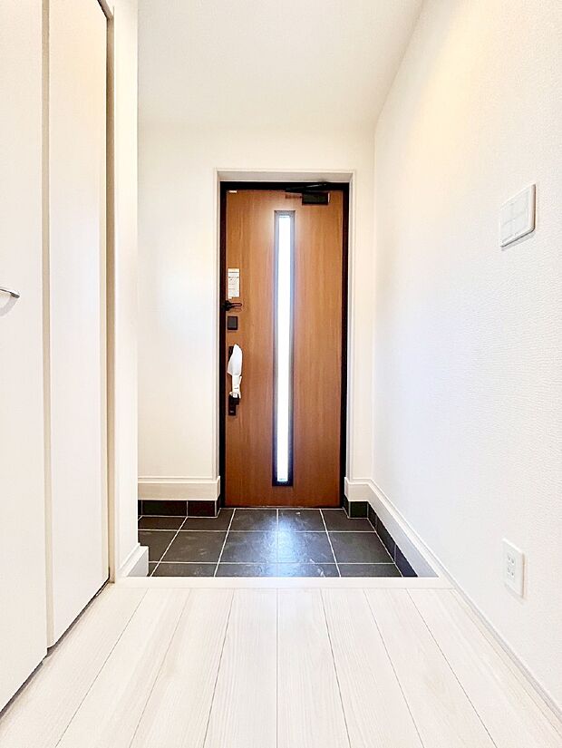 ガラススリットの入った玄関ドアが室内に光を届けてくれます