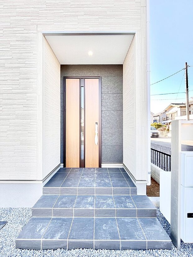 玄関前は雨が降っても濡れにくい屋根付き