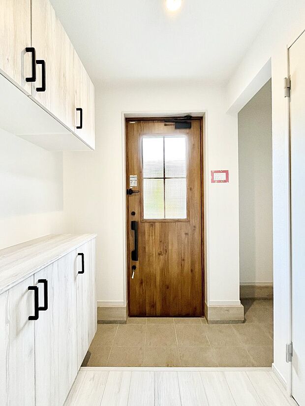 明るい玄関はお客様をお出迎えするのにぴったりです！ 