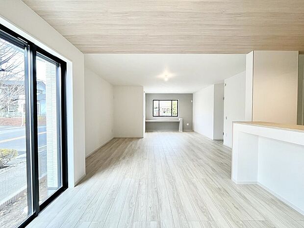 家族団らんの時間も増えそうなくつろぎのリビングダイニング。