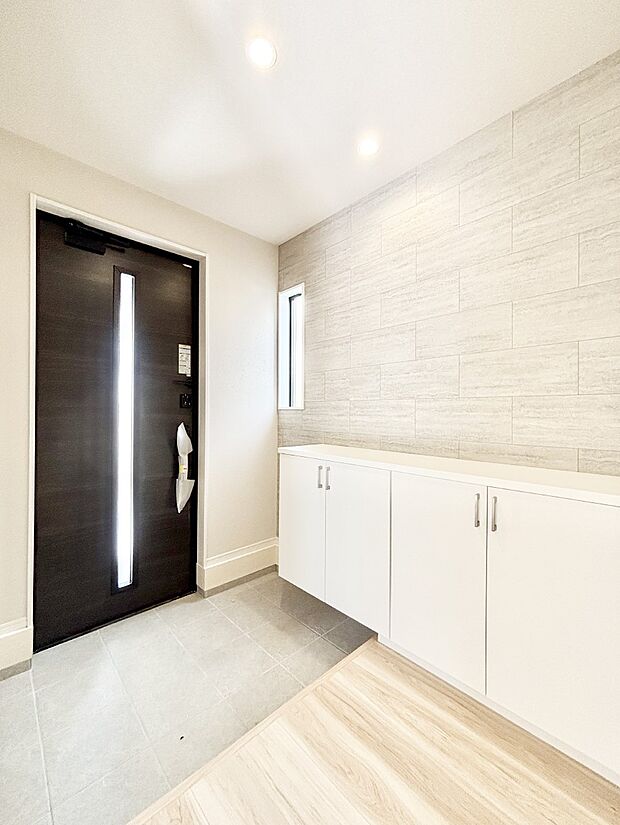 ガラススリットの入った玄関ドアが室内に光を届けてくれます