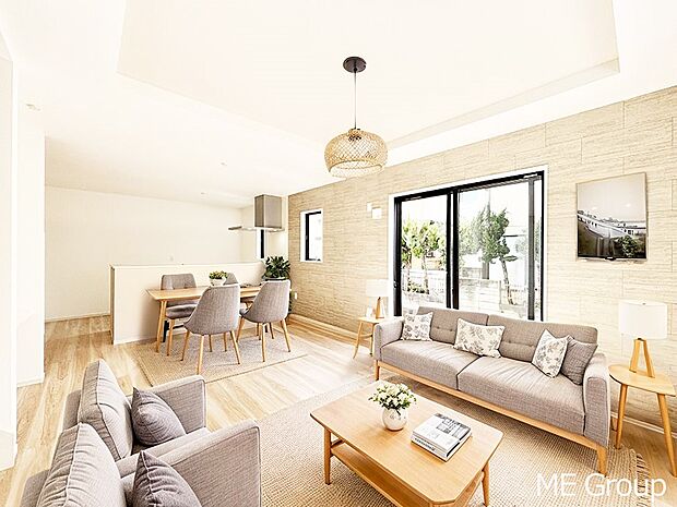 落ち着いた雰囲気のLDKは家族みんなの快適空間※家具はCGです