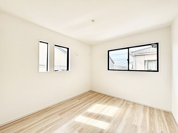 窓からのやさしい光が心地よいプライベートルーム