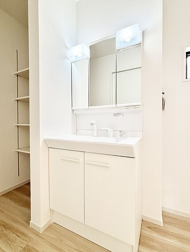 収納力と機能性に優れた洗面化粧台