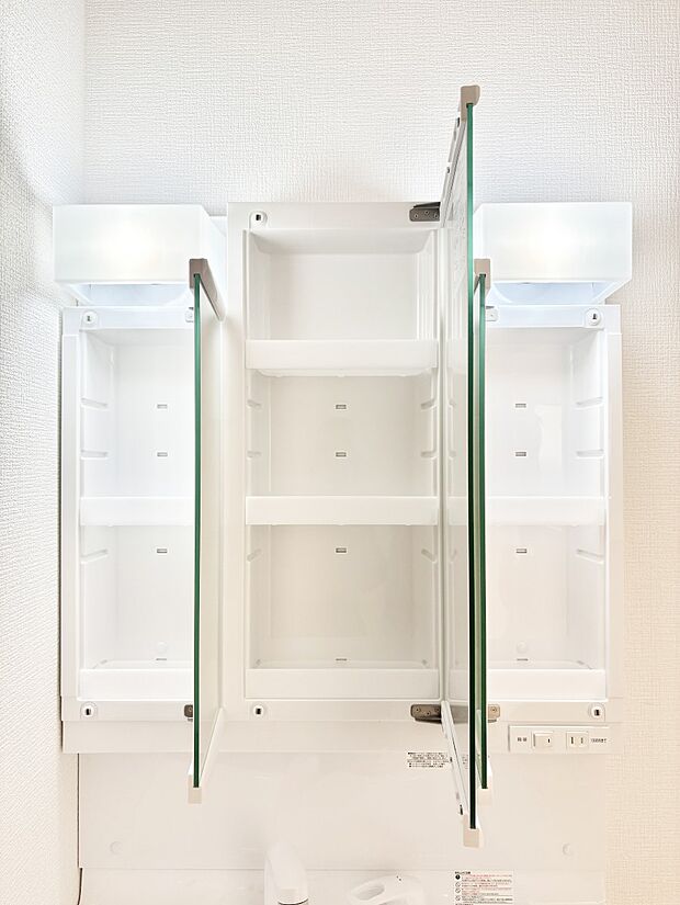 三面鏡の裏に、化粧品や衛生用品などを収納可能。洗面台をすっきりと保ちます!