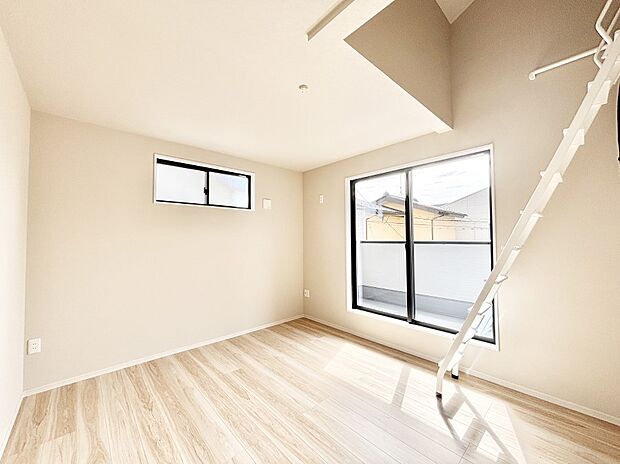 バルコニーが開放感をプラスしてくれる洋室