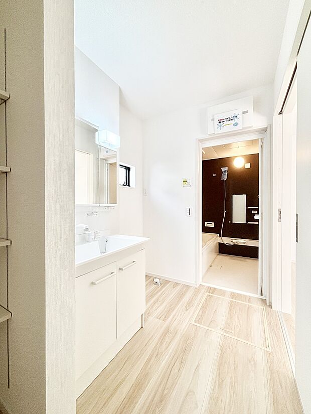 清潔感ある洗面化粧室で朝の身支度も快適