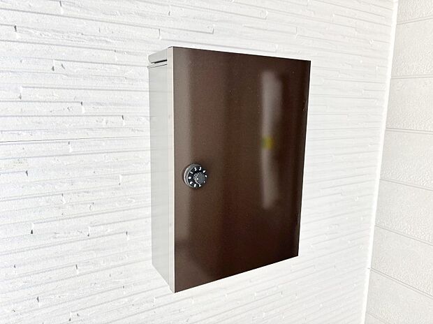 シンプルなデザインのポスト