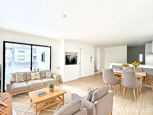 ご家族の賑やかな話し声で包まれる明るいリビング ※家具はCGです