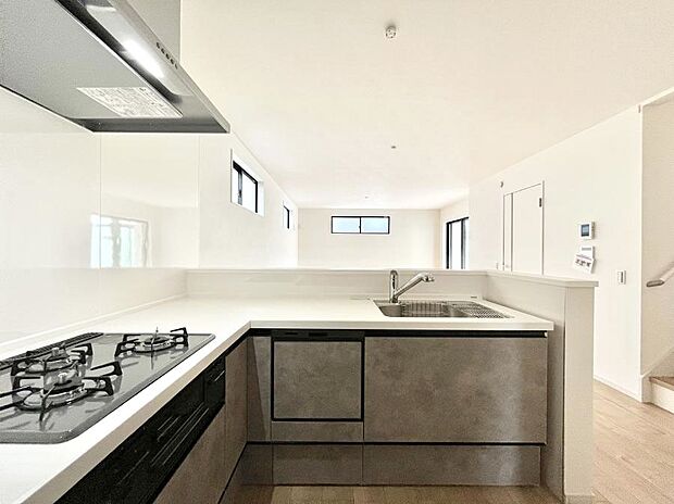 料理をしながらでもご家族との会話を楽しめる対面キッチン