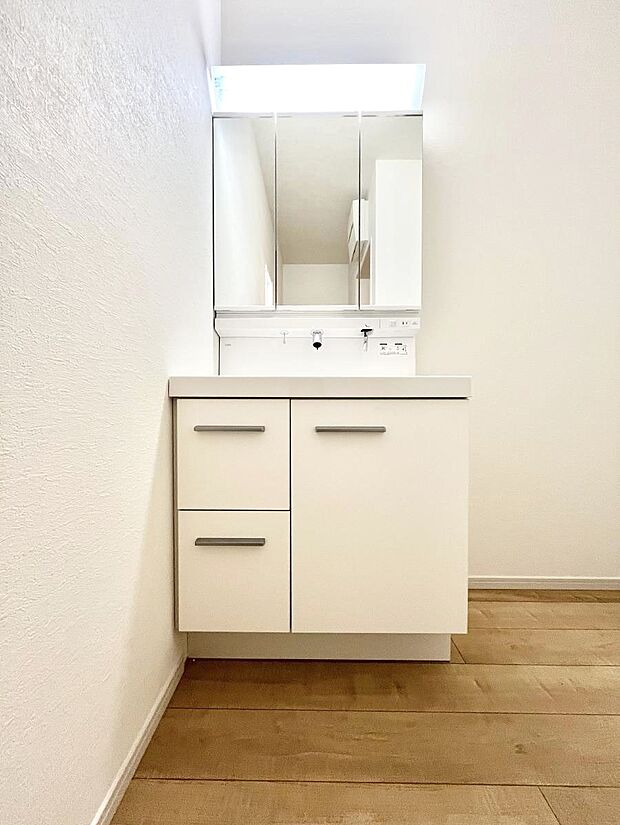 大きく見やすい三面鏡で清潔感ある洗面台は、身だしなみチェックや肌のお手入れにおすすめです。