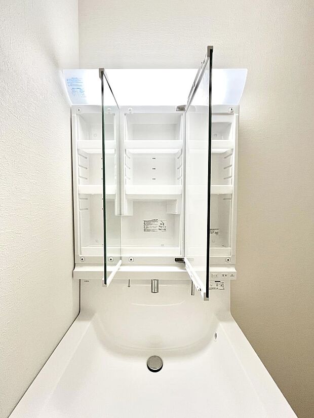 三面鏡の裏に、化粧品や衛生用品などを収納可能。洗面台をすっきりと保ちます！