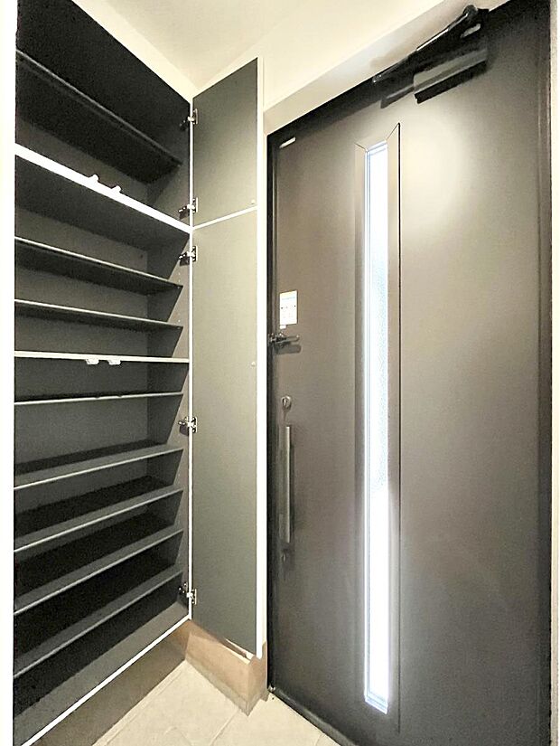 たっぷり収納できるシューズボックスで家族全員の靴も、玄関すっきり。  