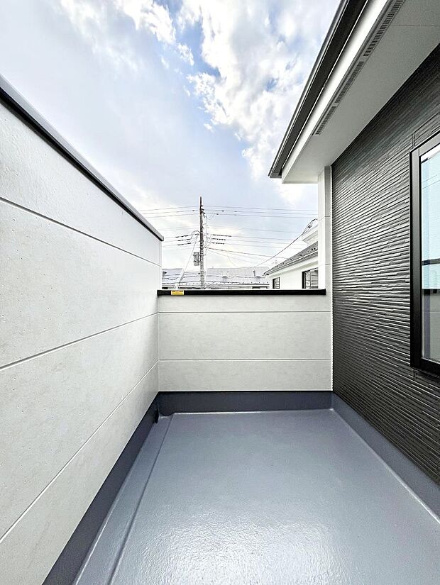 暖かな陽光が降り注ぐバルコニーはお洗濯におすすめ。爽やかな風も心地よいです。