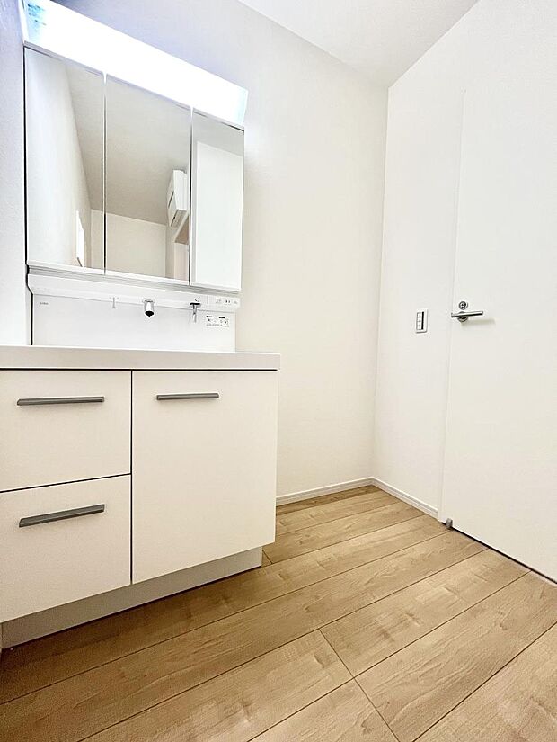 清潔感のある快適空間です。毎日の身支度も気持ち良くお使い頂けます。