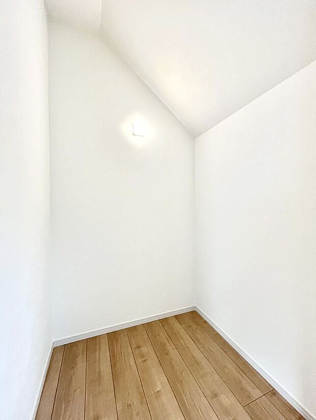 ウォークインクローゼット付きで生活空間を広く利用できます。