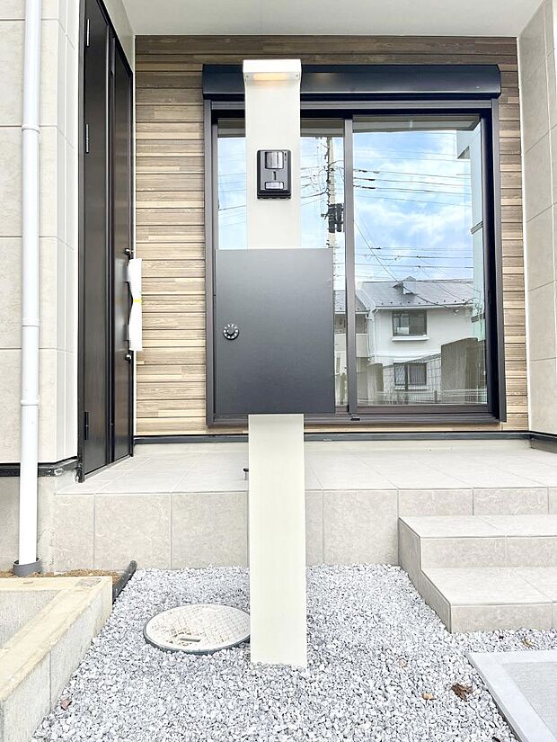 シンプルデザインのポスト。