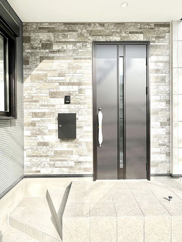 大切な家族、来客を出迎える玄関。