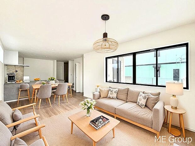 ご家族の賑やかな話し声で包まれる明るいリビング  ※家具はCGです