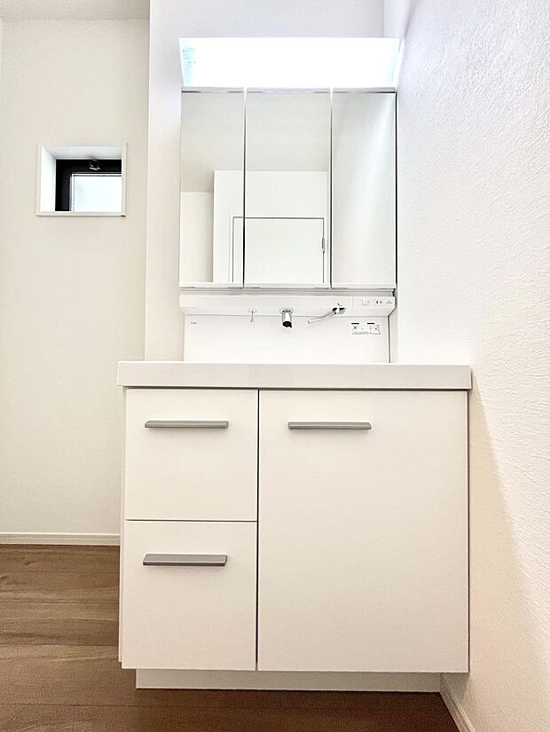 大きく見やすい三面鏡で清潔感ある洗面台は、身だしなみチェックや肌のお手入れにおすすめです。 