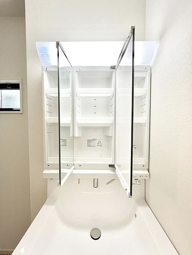 三面鏡の裏に、化粧品や衛生用品などを収納可能。洗面台をすっきりと保ちます！