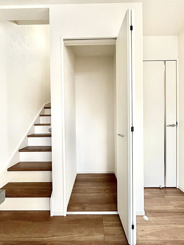 リビング収納。ここに収納があると物が集まるLDKがスッキリ片付きそうですね。  