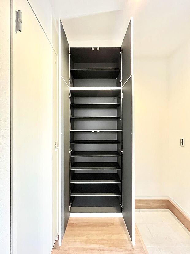 たっぷり収納できるシューズボックスで家族全員の靴も、玄関すっきり。  