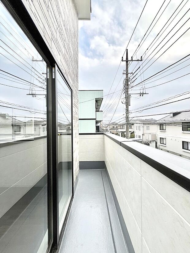 南向きのバルコニー！ご家族の洗濯物はもちろん、お布団もたっぷり干せます！