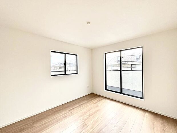 バルコニーが開放感をプラスしてくれる洋室  