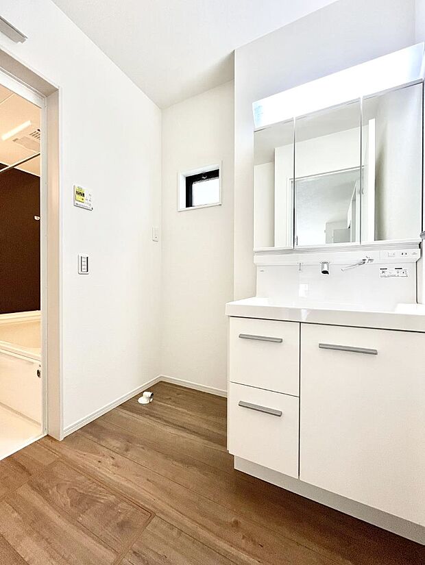 清潔感のある快適空間です。毎日の身支度も気持ち良くお使い頂けます。 