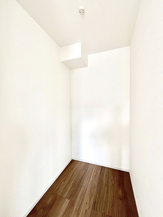 ウォークインクローゼット付きで生活空間を広く利用できます。