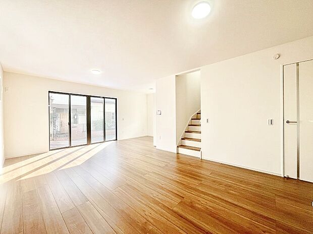 内装「ただいま」「おかえり」家族とのコミュニケーションが深まるリビングイン階段。