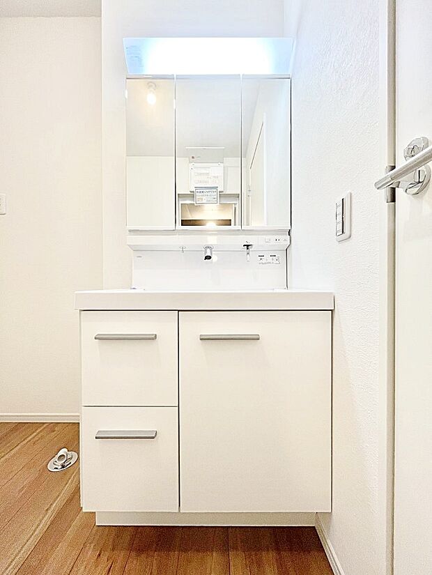 大きく見やすい三面鏡で清潔感ある洗面台は、身だしなみチェックや肌のお手入れにおすすめです。