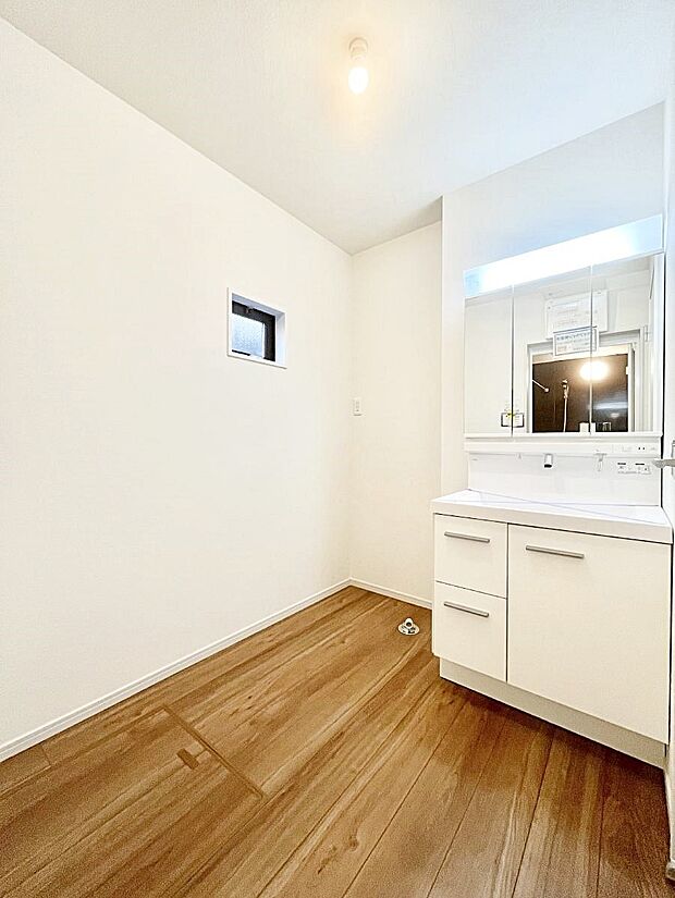 ゆとりの洗面スペースで朝の身支度もラクラク