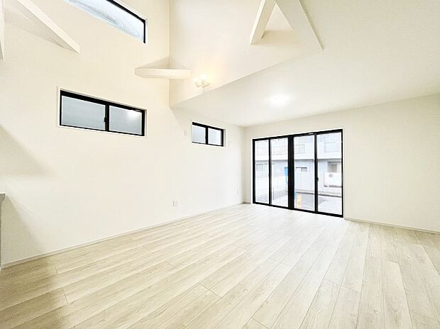 大きな窓からたっぷりの陽光と風を感じられるリビング