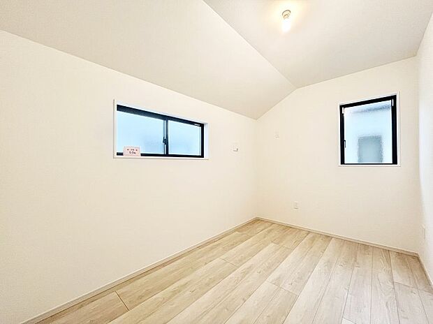 窓からのやさしい光が心地よいプライベートルーム