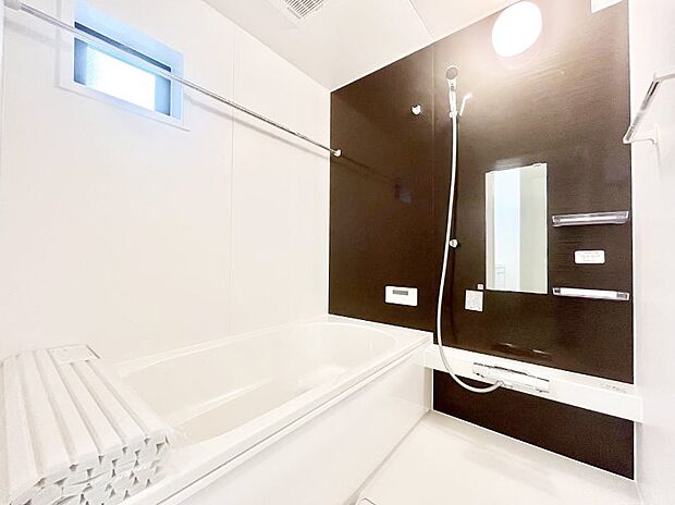 一日の疲れを癒してくれる明るい清潔感のあるバスルーム