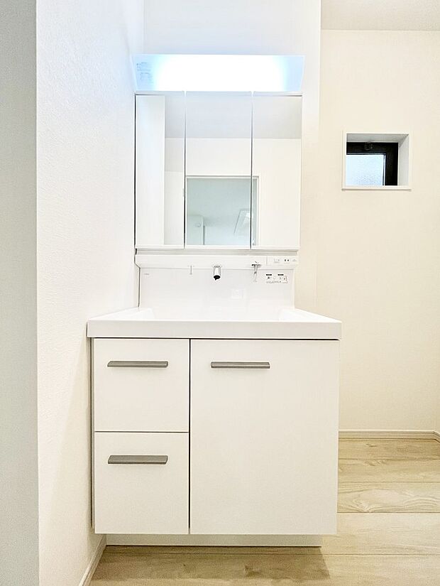 収納力と機能性に優れた洗面化粧台