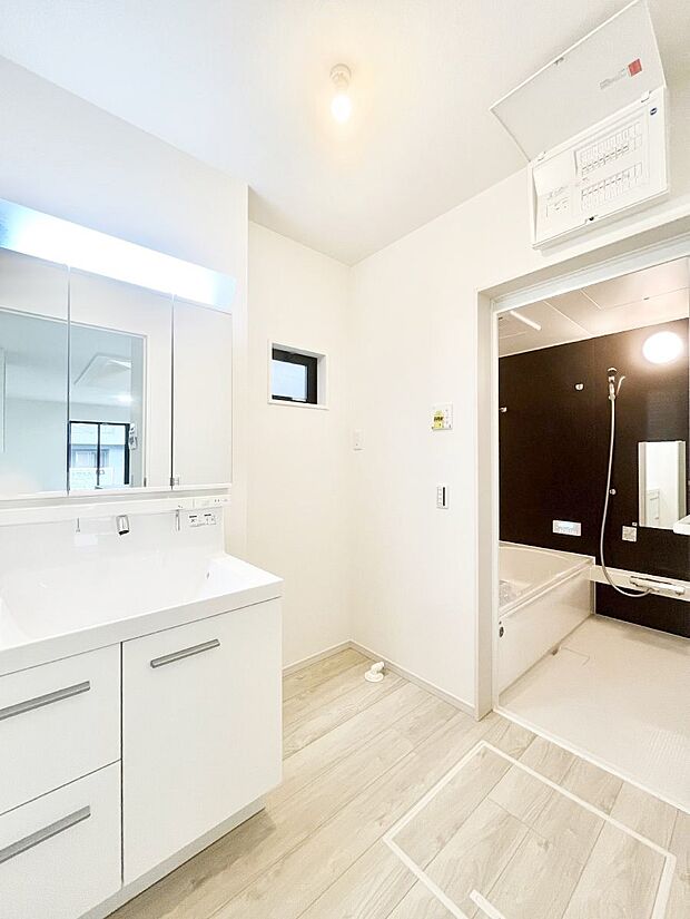 清潔感ある洗面化粧室で朝の身支度も快適