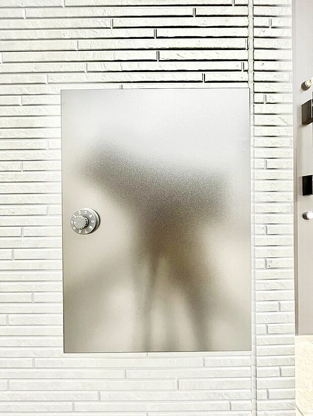 シンプルなデザインのポスト