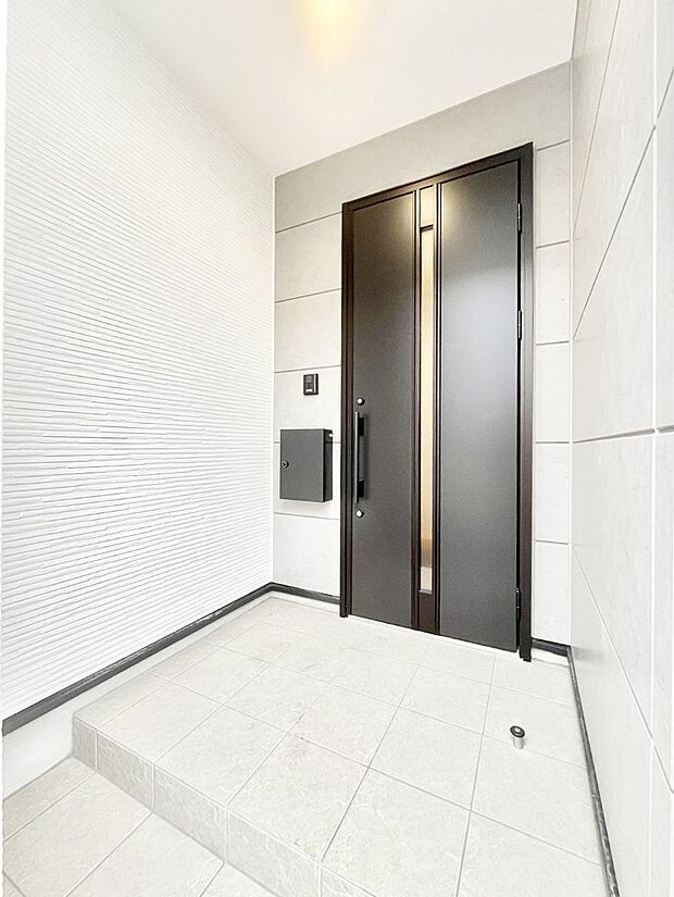 玄関前は雨が降っても濡れにくい屋根付き