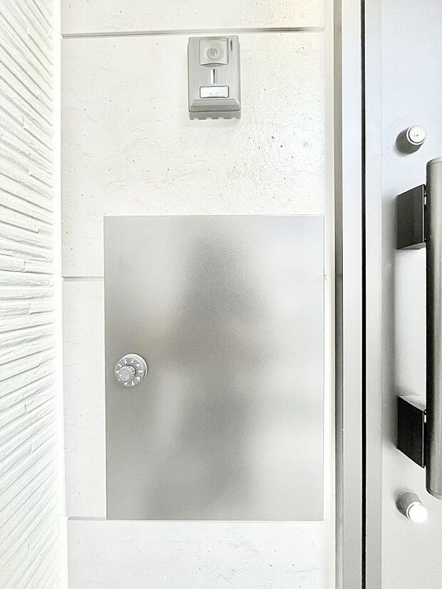 シンプルなデザインのポスト