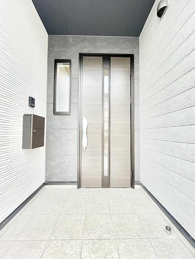 シンプルで落ち着いた雰囲気の玄関でご家族やお客様をお出迎え！