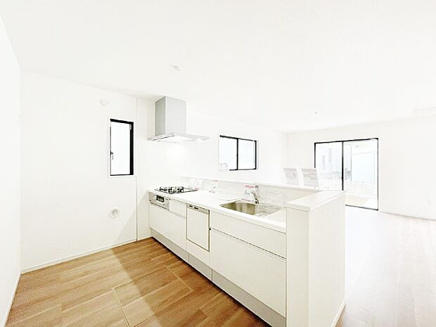 ご家族の会話弾む対面キッチン。お料理中のパパママもご家族と過ごす時間が増えそう！