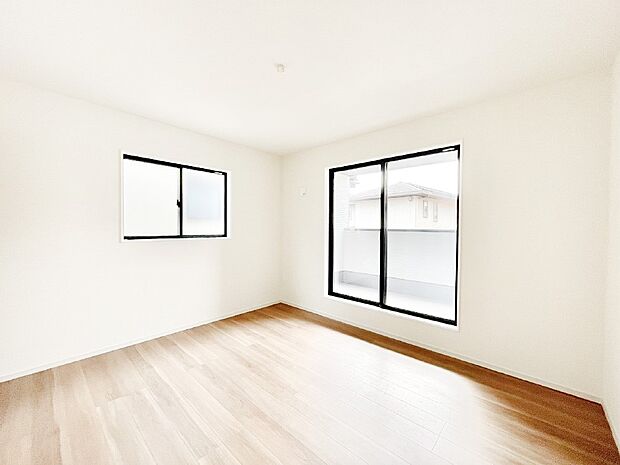 バルコニーが明るさと開放感を演出！朝スッキリと目覚められそうですね