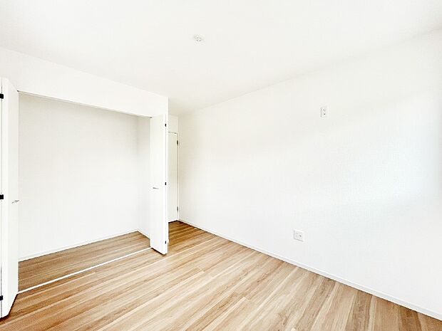 お子さまのお部屋としても！衣類の整理整頓に便利なクローゼット付きの洋室。