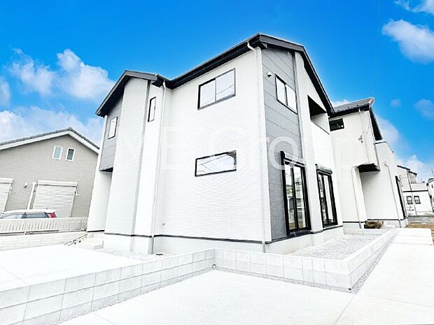 開放感溢れる広々リビングで家族団らんが楽しめるマイホーム