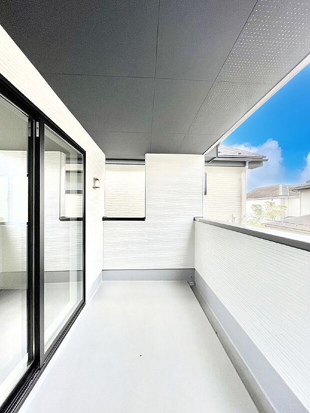 お仕事中やお出掛け中の急な雨も安心。インナー付きルーフバルコニー！